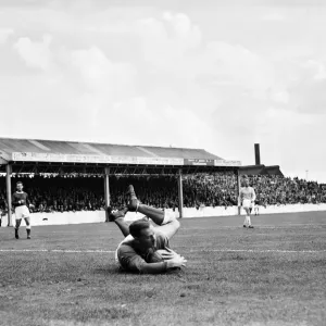 Le gardien de but du Rotherham United, Ron Ironside, tient la balle après un coup de pied de Wagstaff.
