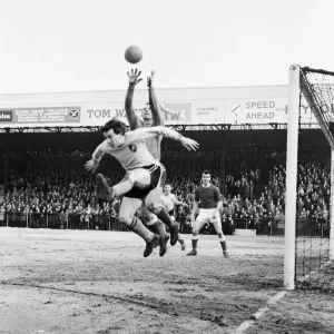 Le gardien de but de Rotherham United, Ron Ironside, fait une sauvegarde lors du match contre Norwich à.