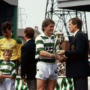 Roy Aitken & Billy McNeill with trophy May 1988