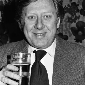 Roy Hattersley bebe una pinta de cerveza en el Sparkbrook Labour Club. 26 de febrero de 1977.