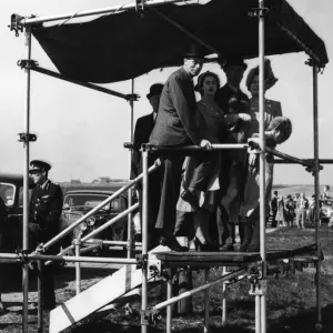 La Famille Royale assiste au Grand Prix de Grande-Bretagne 1950 (cinquième) à Silverstone. La Famille Royale assiste au Grand Prix de Grande-Bretagne 1950 (cinquième) à Silverstone.