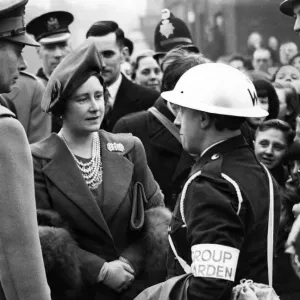 Visite royale à Salford - Le roi George VI & la reine Elizabeth parlant à un groupe de gardien.
