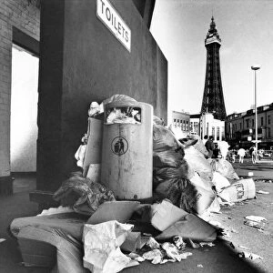 Rubbish littering the Golden Mile in Blackpool. September 1987 P008104