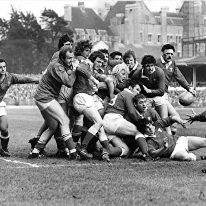 Rugby - Wales v France - 1976 - Bobby Windsor feeds the ball back to Gareth Edwards