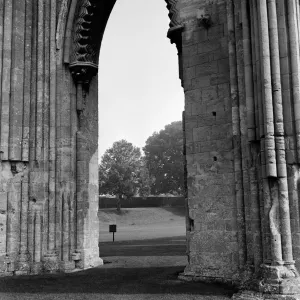 Rovine dell'abbazia di Glastonbury nel Somerset. La targa segna il luogo della tomba del re Artù.
