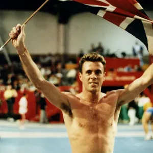 El corredor Tom McKean levantando la bandera de la Unión en el Kelvin Hall después de ganar la carrera atlética. El corredor Tom McKean levantando la bandera de la Unión en el Kelvin Hall después de ganar la carrera atlética.