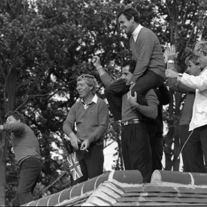 Zeremonie des Ryder Cups September 1985 Kapitän Tony Jacklin auf den Schultern von