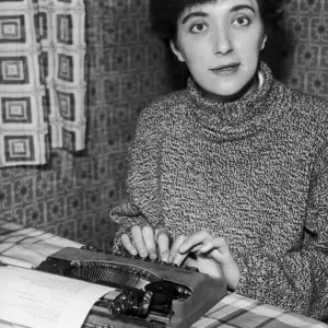 Salford geborene Dramatikerin Shelagh Delaney fotografiert bei der Arbeit an ihrem Schreibtisch in ihrer Heimat. Salford geborene Dramatikerin Shelagh Delaney fotografiert bei der Arbeit an ihrem Schreibtisch in ihrer Heimat.