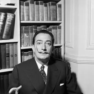 Salvador Dali is to paint a portrait of Sir Laurence Olivier. 27th April 1955