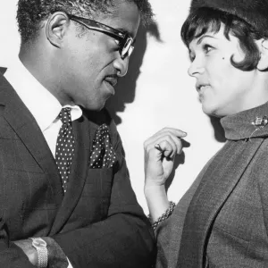 Sammy Davis Jnr and Eve Boswell talking at Variety Club lunch - March 1963 - 10 / 03 / 1963 Sammy Davis Jnr and Eve Boswell talking at Variety Club lunch - March 1963 - 10 / 03 / 1963
