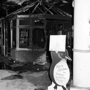 La grotte de Père Noël au Broad Street Mall brûle. 19 décembre 1990