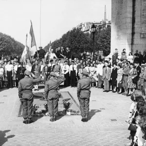A scene at the grave of Frances Unknown Soldier at the Arc de Triomphe as A. F. P. U A scene at the grave of Frances Unknown Soldier at the Arc de Triomphe as A. F. P. U