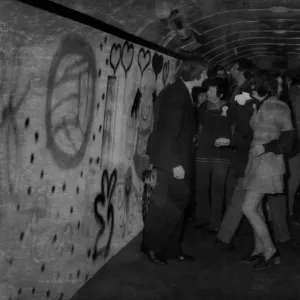 Une scène à l'intérieur d'un train spécial disco pour les fans de football le 9 avril 1975. Une scène à l'intérieur d'un train spécial disco pour les fans de football le 9 avril 1975.