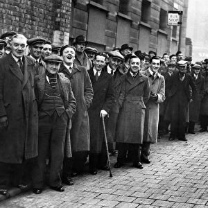 This was the scene out side Newcastle-on-Tyne Police Court when 127 shipyard workers