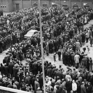 Dies war die Szene vor dem Ibrox-Jubiläumsgelandesternacht als 16000 Tickets für das schottische Pokalfinale Dies war die Szene vor dem Ibrox-Jubiläumsgelandesternacht als 16000 Tickets für das schottische Pokalfinale
