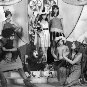 A scene from the pantomime Snow White The little dwarf. January 1915 P010769