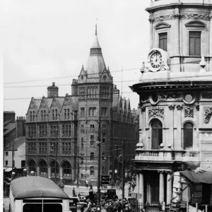 Szenen auf der Humberbrücke im OstYorkshire mit dem Prüdenzturm am Queen-Victoria-Platz