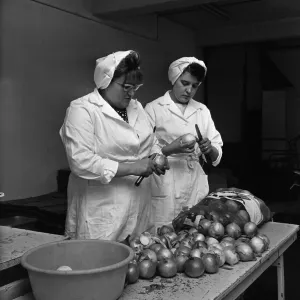 Scenes inside Robinsons Tripe factory in Hull Onions are chopped. 3rd October 1966