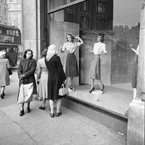 Scènes à l'intérieur de la vitrine du magasin Peter Robinson, Londres. Scènes à l'intérieur de la vitrine du magasin Peter Robinson, Londres.