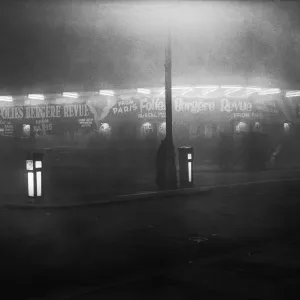 Scenes showing thick fog in Leicester Square, West End of London Scenes showing thick fog in Leicester Square, West End of London