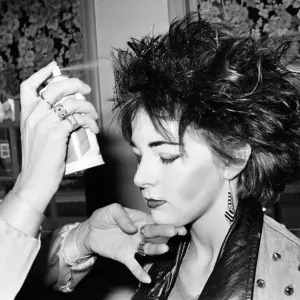La escolar Laura Goldsmith se transforma en una punk rocker. 18 de diciembre de 1980. La escolar Laura Goldsmith se transforma en una punk rocker. 18 de diciembre de 1980.