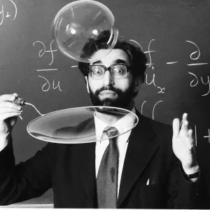 El profesor de ciencias Cyril Isenberg soplando grandes burbujas marzo 1980 años 80. El profesor de ciencias Cyril Isenberg soplando grandes burbujas marzo 1980 años 80.