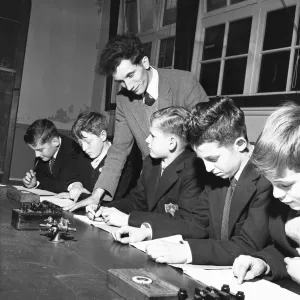 Il maestro di scienze visto qui con i suoi studenti durante una lezione di revisione prima dell'esame. Il maestro di scienze visto qui con i suoi studenti durante una lezione di revisione prima dell'esame.