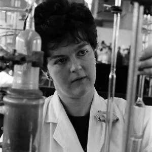La científica Jacqueline Bottom mide gases de aceites de transformadores.