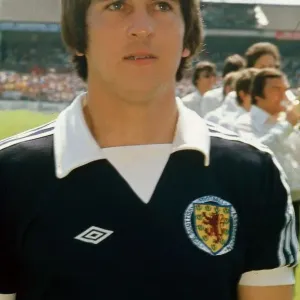 Schottischer Fußballspieler Tom Forsyth steht vor einem internationalen Spiel vorbereitet, Mai 1977 Schottischer Fußballspieler Tom Forsyth steht vor einem internationalen Spiel vorbereitet, Mai 1977