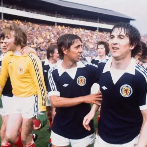 Schottische Fußballspieler Tom Forsyth und Torhüter Alan Rough feiern den Sieg gegen England Schottische Fußballspieler Tom Forsyth und Torhüter Alan Rough feiern den Sieg gegen England