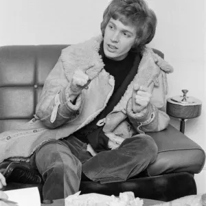 Scott Walker. Chanteur et compositeur et membre des Walker Brothers. Scott Walker. Chanteur et compositeur et membre des Walker Brothers.