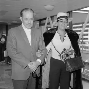 El escritor de thriller escocés Alistair MacLean se va con su esposa Mary Marcelle Maclean.
