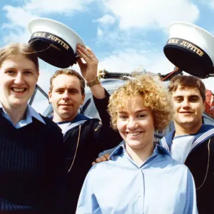 Die Seeleute wurden die Gelegenheit gegeben, an Bord des HMS Jupiter zu gehen Die Seeleute wurden die Gelegenheit gegeben, an Bord des HMS Jupiter zu gehen
