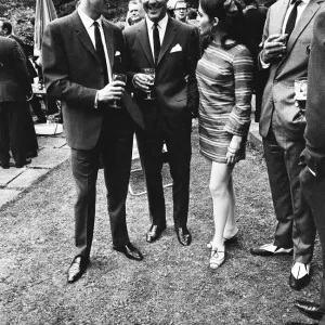 Sean Connery und Schauspielerin Vivienne Ventura unterhalten sich mit englischen Fußballspielern Peter Bonetti Sean Connery und Schauspielerin Vivienne Ventura unterhalten sich mit englischen Fußballspielern Peter Bonetti