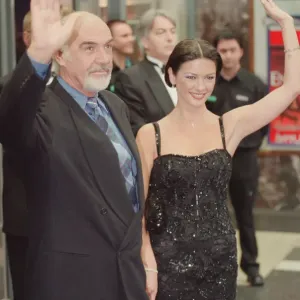 Sean Connery and Catherine Zeta-Jones at Entrapment film premiere Print