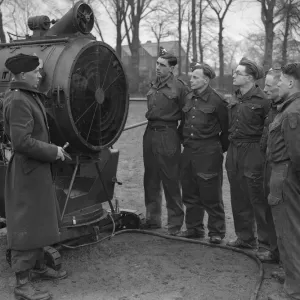 Searchlight School, Birmingham. Soldiers being given training on the 90 cm Projector Searchlight School, Birmingham. Soldiers being given training on the 90 cm Projector