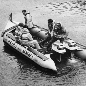 La barque de sauvetage en eau douce Seaton Sluice peu après son lancement. 8 juin 1974.
