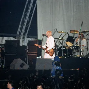 El grupo de rock grunge basado en Seattle Nirvana, en escena durante el grupo.