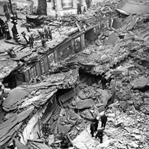 The Second Great Fire of London. Huge crater outside the Bank. 30th December 1940