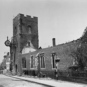Seconda guerra mondiale, Canterbury. Chiesa di San Giorgio danneggiata da bombardamenti, High Street. Seconda guerra mondiale, Canterbury. Chiesa di San Giorgio danneggiata da bombardamenti, High Street.
