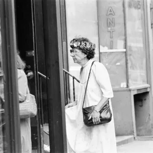 Citoyen âgé vu portant une couronne de fleurs, New York, États-Unis, juin 1984. Citoyen âgé vu portant une couronne de fleurs, New York, États-Unis, juin 1984.