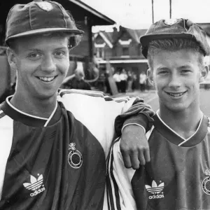 Archivo de Vigilante 12 / 08 / 1989 Tripulación Rob Jones (L) y Steve Walters que fueron.