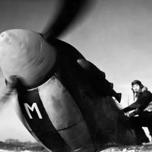El sargento S. W. Loader de New Barnet se sube a su avión caza Spitfire para unirse a.