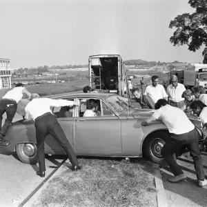 I decoratori di set spostano una Jaguar Mark II per la prossima inquadratura durante le riprese sul luogo.
