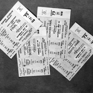 Ein Satz mit Tickets für die Fußball-Weltmeisterschaft des Jahres 1966, die im englischen Land stattfand Ein Satz mit Tickets für die Fußball-Weltmeisterschaft des Jahres 1966, die im englischen Land stattfand