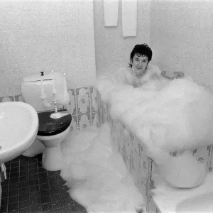 I Sex Pistols ad Eindhoven, Olanda. Steve Jones nella vasca da bagno. 11 dicembre 1977