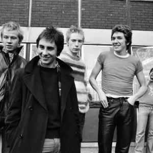 Die Sex Pistols auf ihrer Pressekonferenz, in Reaktion auf wachsende Kritik über ihre. Die Sex Pistols auf ihrer Pressekonferenz, in Reaktion auf wachsende Kritik über ihre.