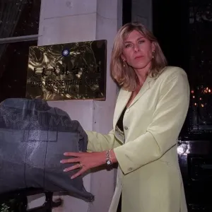 Sharron Davies TV PresenterSeptember 98 Outside the Taipei Representative office in