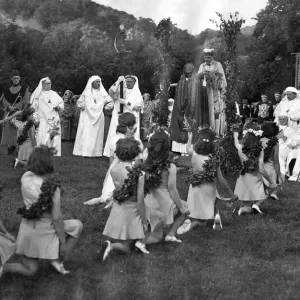 The sheaf of Plenty is received by the Arch Druid Wil Ifan. August 1949 P005525