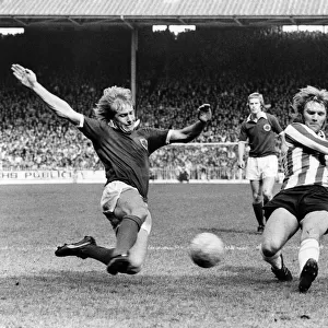 Sheffield United v. Leicester : Alan Birchenall trips as he tries to tackle United